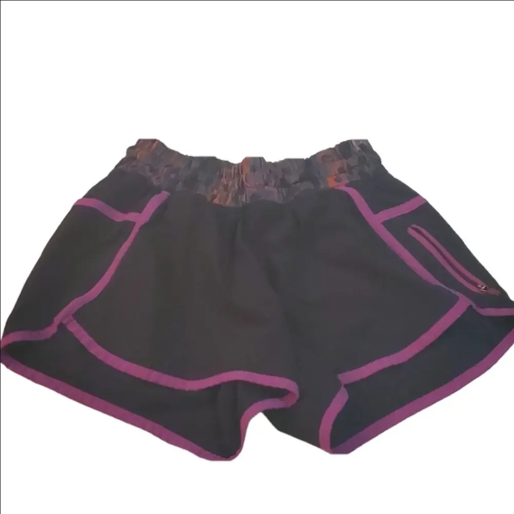 #1251 Lululemon Shorts size 4 b1016.